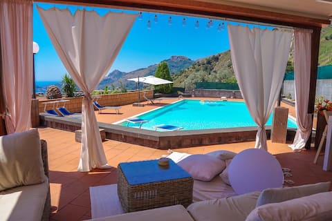 Exclives Poolhaus in Letojanni