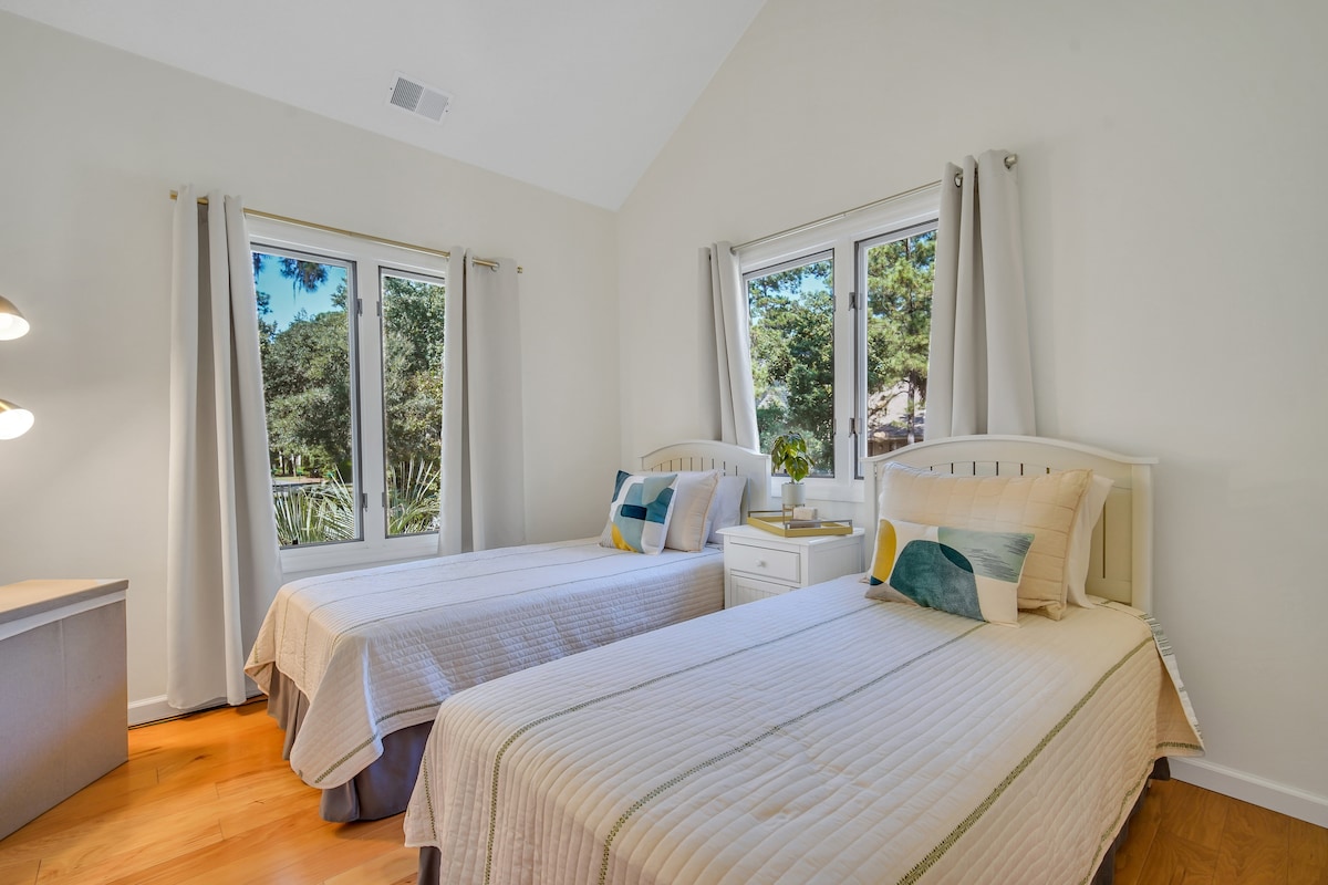 宽敞的卧室，配有两张单人床