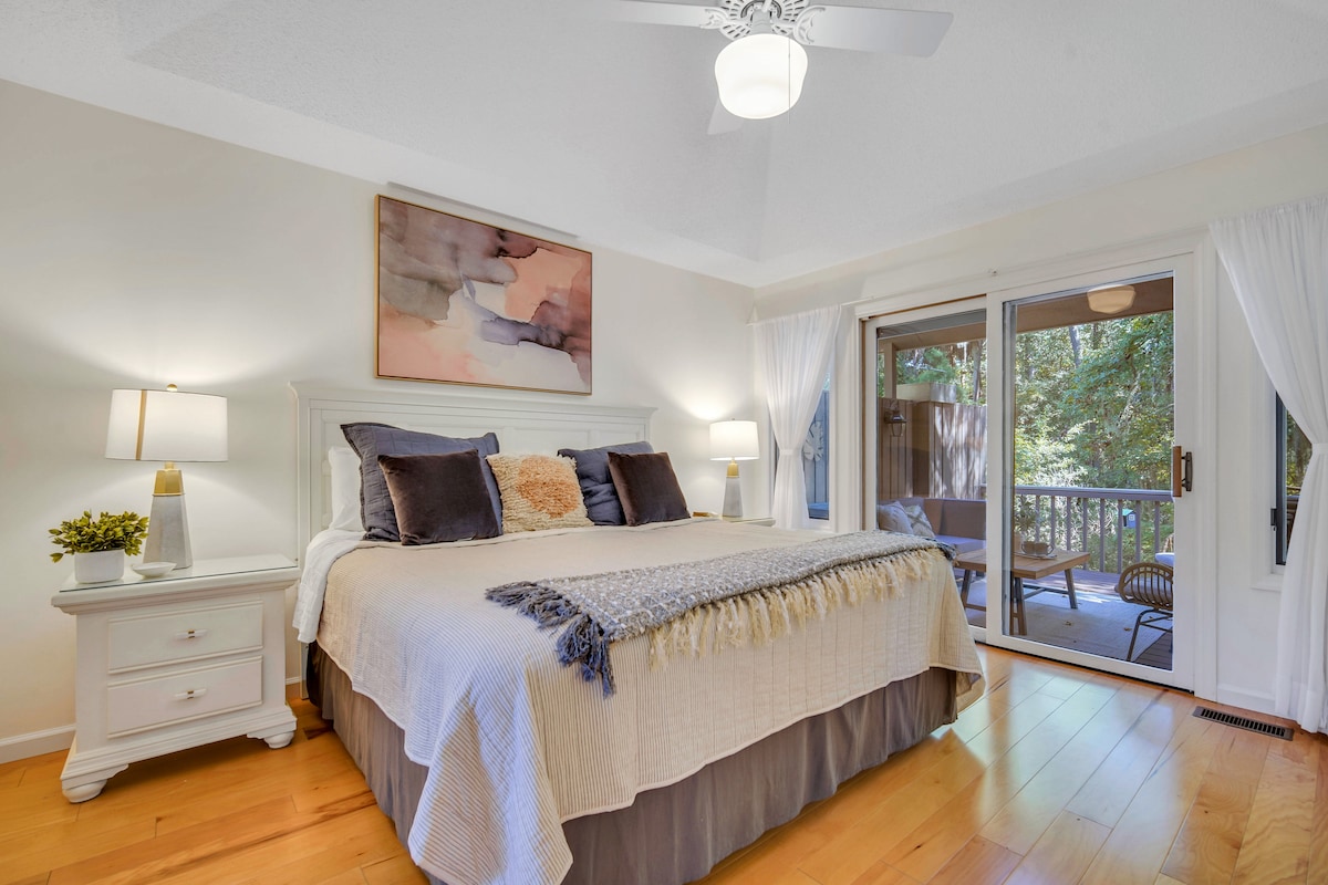 带户外休息区的主要卧室