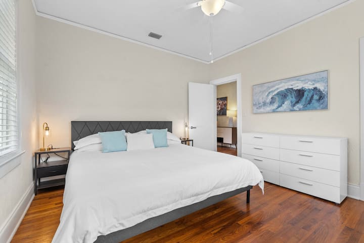 Manželská posteľ, televízor, veľká skriňa, písací stôl