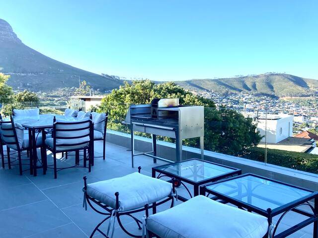 Modern villa with sweeping montane & bay views gallery image 3