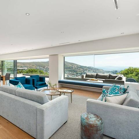 Modern villa with sweeping montane & bay views gallery image 2