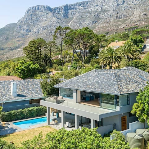 Modern villa with sweeping montane & bay views