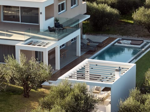 Hora Ionica Villa, Private Pool & 10acre GreenLand