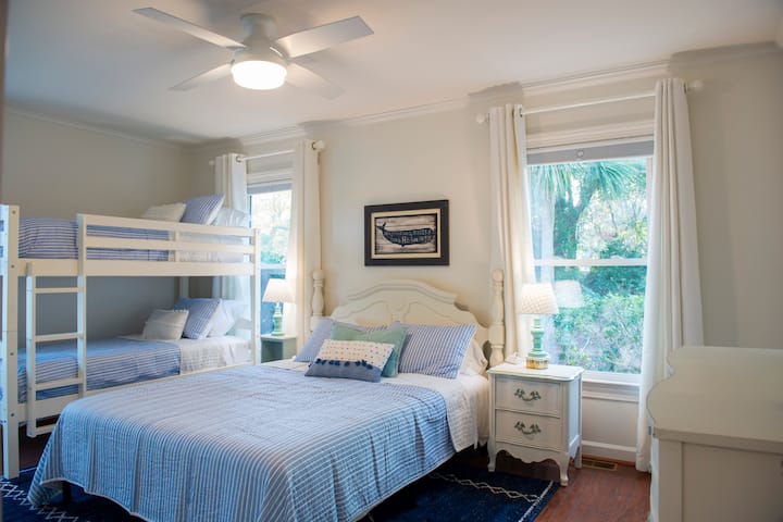 Prostrana 3. spavaća soba s bračnim krevetom (160x200) i krevetima na kat za manje osobe.