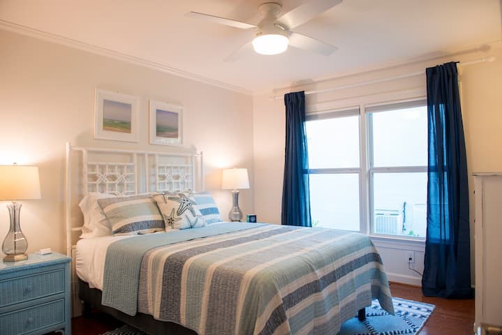 Bračni krevet (160x200) u ovoj mirnoj spavaćoj sobi uz obalu.