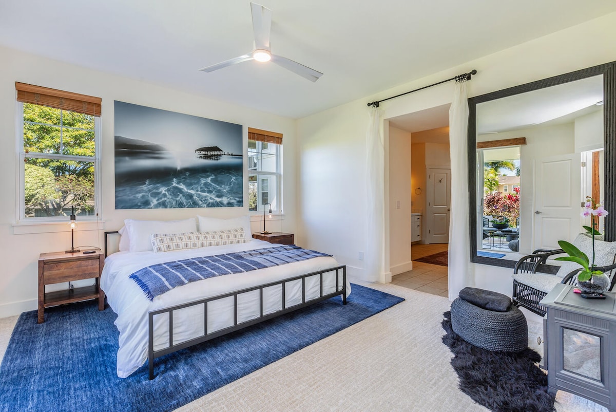 חדר שינה ראשי עם מיטת קינג סייז וחדר רחצה צמוד 