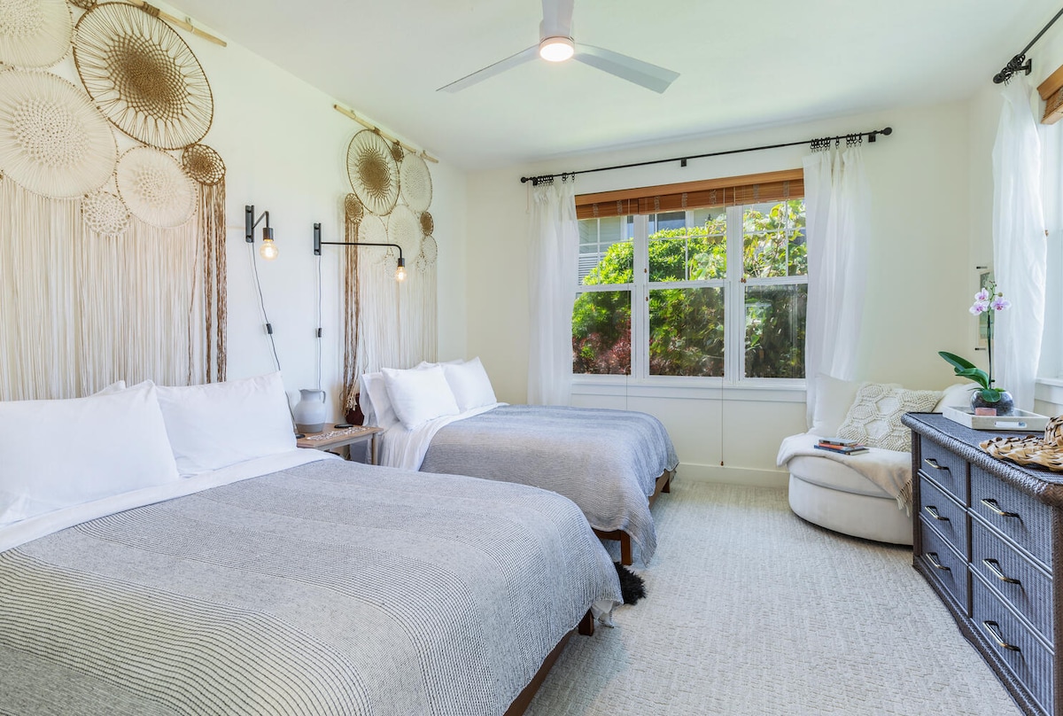 חדר שינה לאורחים עם שתי מיטות קווין סייז 