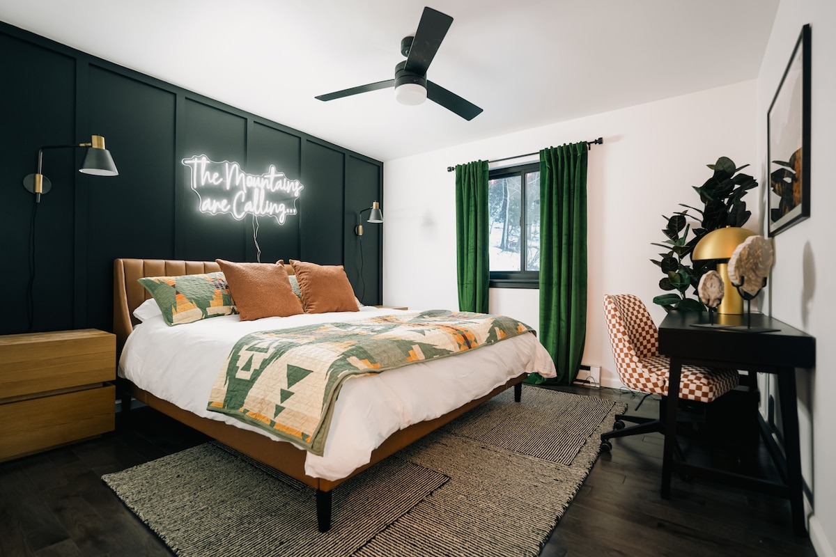 - 1 Kingsize-Bett mit Memory-Schaumstoffmatratze
- Einbauschrank zum Aufhängen und Verstauen deiner Sachen 
- Soundmaschine
- Verdunkelungsvorhänge
- Deckenventilator
- zusätzliche Kissen und Decken im Schrank
- Schreibtischbereich, falls du aus der Ferne arbeiten musst
