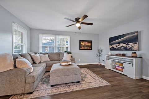 Steps to Downtown | King Beds | 3 TV's | Big Yard