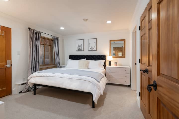 Veľká manželská posteľ so všívaným semišovým čelom. Okno je vybavené žalúziami a závesmi, aby ste si zaistili dobrý nočný odpočinok, ak uprednostňujete zatemňovacie rolety.