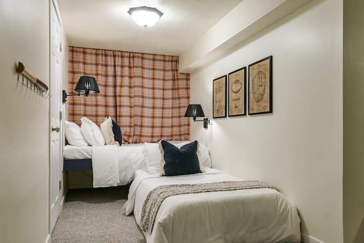 在4号卧室简洁中放松身心，提供两张定制单人床的温馨。