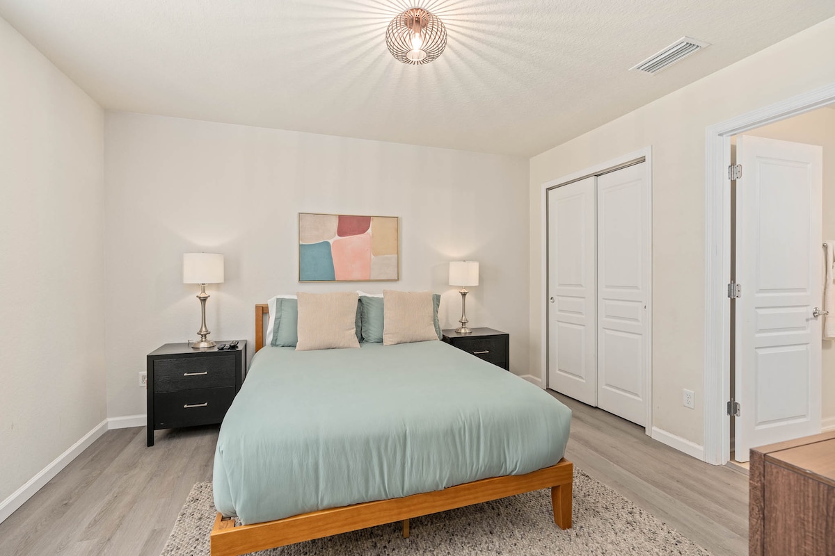 Модерно място за почивка със стилен декор, топло осветление и спокойна цветова палитра!