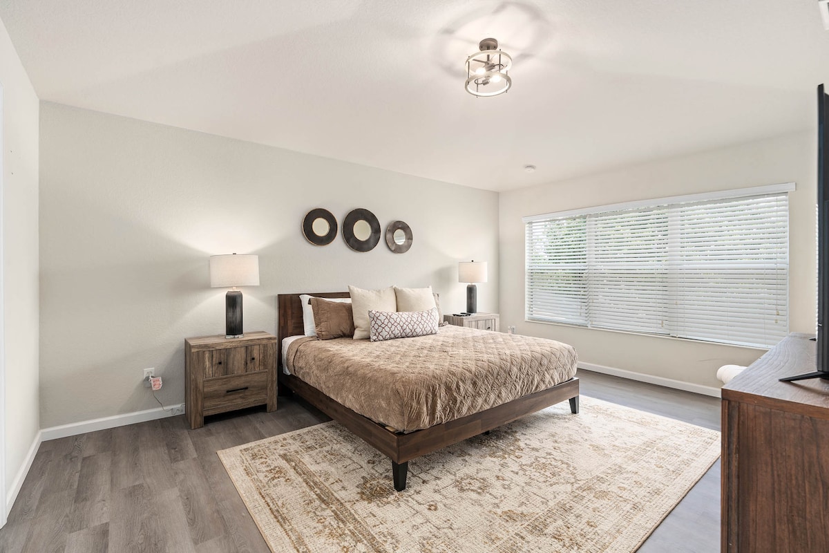 Отпуснете се в стилно място за почивка с естествена светлина и модерен комфорт.