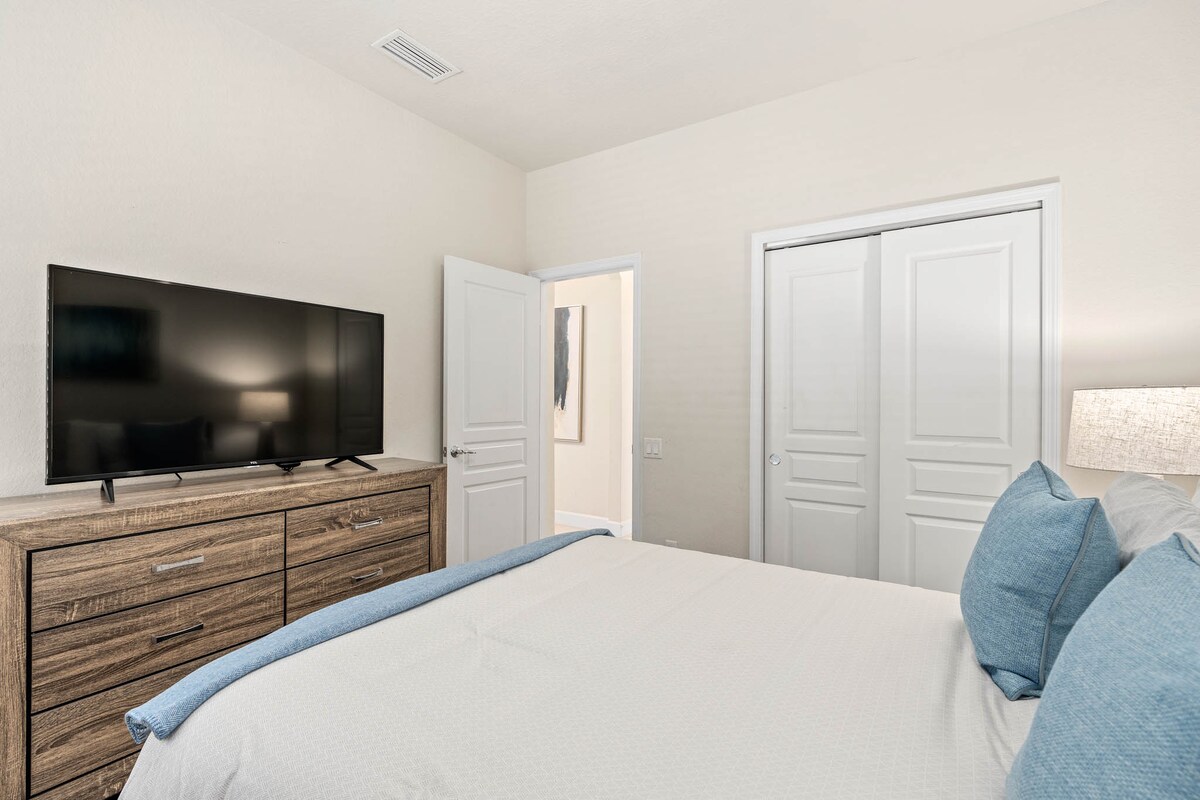 Плюшено легло, елегантен телевизор и успокояващ декор! Идеално за отдих!