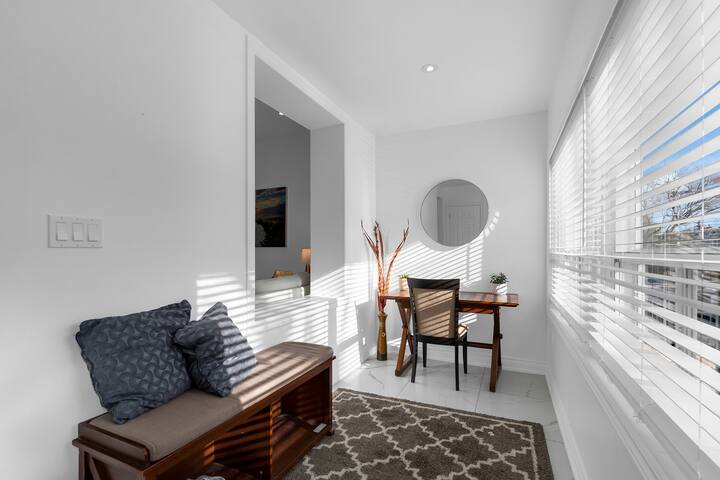 NEW! Chic 4BR – Free Parking – 10 Min to Downtown gallery image 4