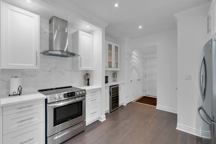 NEW! Chic 4BR – Free Parking – 10 Min to Downtown gallery image 3