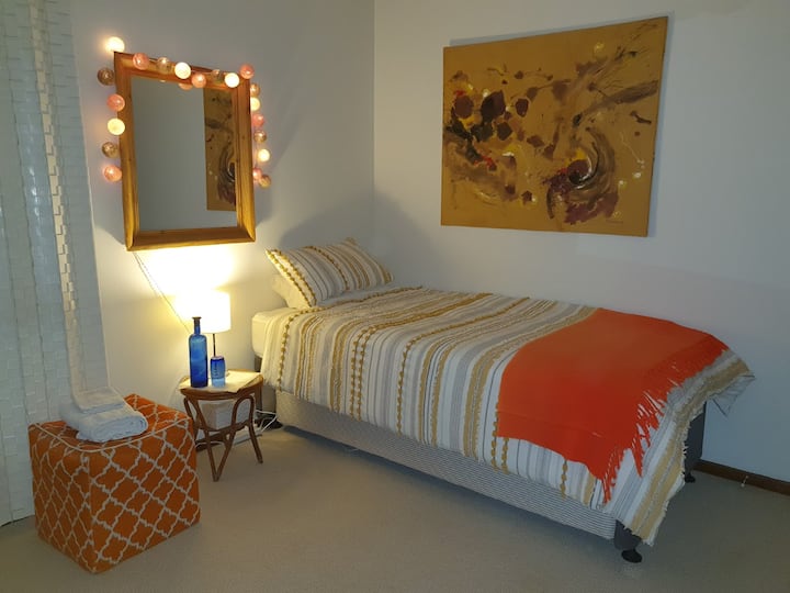 Novi komplet s jednom pomoćnom bračnom posteljom.  Ovo je postavljeno za jednu osobu, koristeći samo veliki bračni krevet.