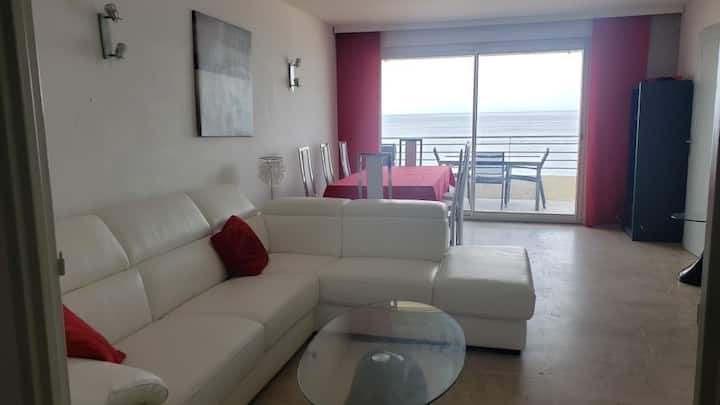 ห้องนั่งเล่นดีไซเนอร์ที่สะดวกสบาย - วิวทะเล