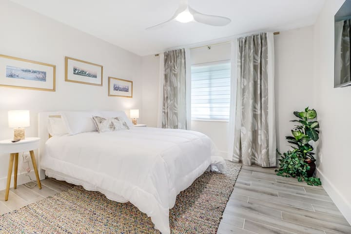 Spálňa pre hostí má stoličku v rohu a skladací stôl, ktorý možno použiť ako vyhradený pracovný priestor alebo odstrániť, ak to nie je potrebné (nezobrazuje sa na fotkách).