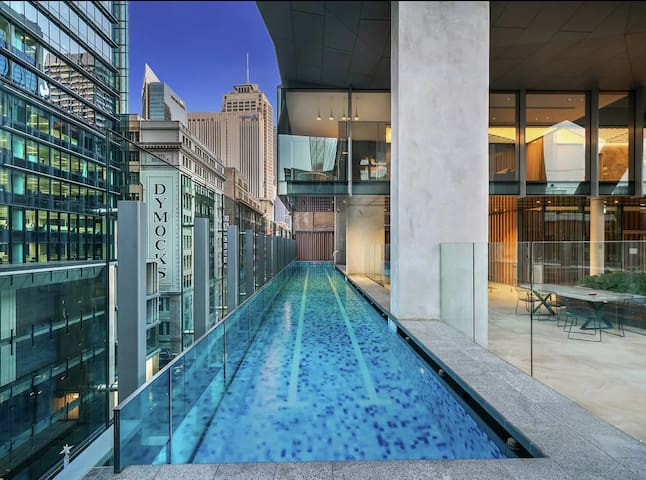 Stylish 2 Bed in Central CBD with Pool and Gym