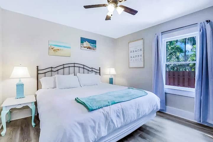 Relájate en el acogedor dormitorio principal con una lujosa cama tamaño king con lujosas almohadas, decoración moderna, cortinas opacas y un cómodo espacio de trabajo para todo lo que necesites.