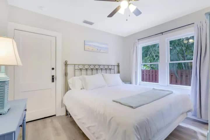 El dormitorio cuenta con un lujoso sofá cama tamaño king en el piso principal, que ofrece un refugio sereno y elegante.