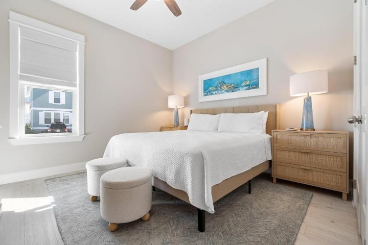 Спалня 1 - суперголямо двойно легло, 55 - инчов LG смарт  телевизор, баня и тоалетна с вана/душ, разположена точно пред вратата, 1 - ви етаж