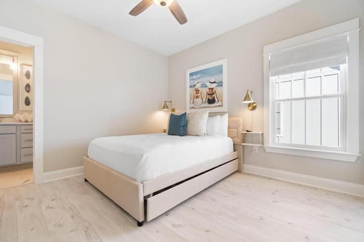 Спалня 4 - двойно легло с две единични легла, 55 - инчов LG смарт телевизор, самостоятелен апартамент (Джак и Джил) с  вана/душ, 2 - ри етаж