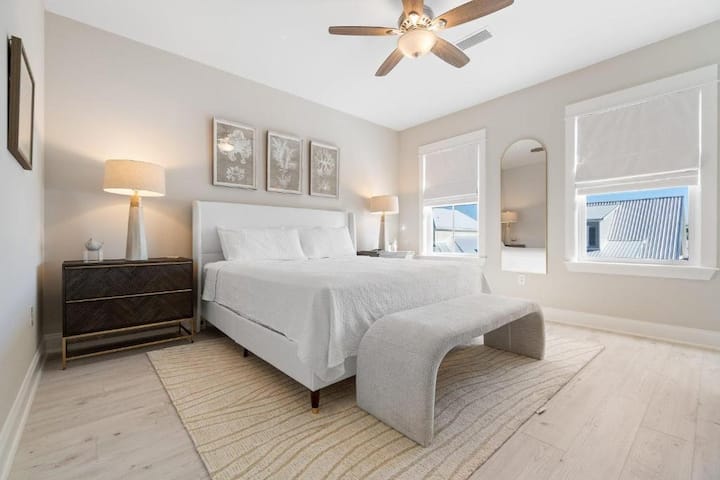 Спалня 3 - голямо двойно легло със самостоятелна баня (душ с плочки), 55 - инчов смарт телевизор LG, 2 - ри етаж