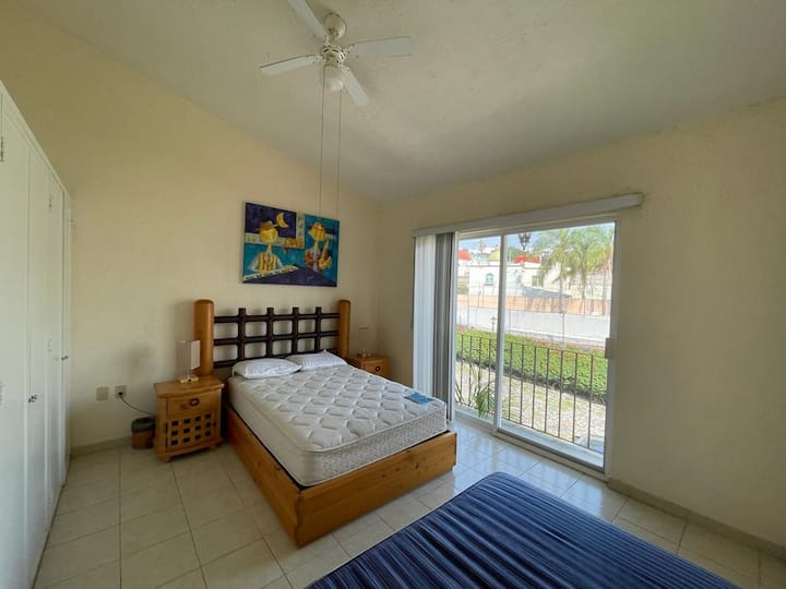 საძინებელი 2, მასში არის 2 ორადგილიანი საწოლი, A/A, ვენტილატორი და კოღოს ბადე.