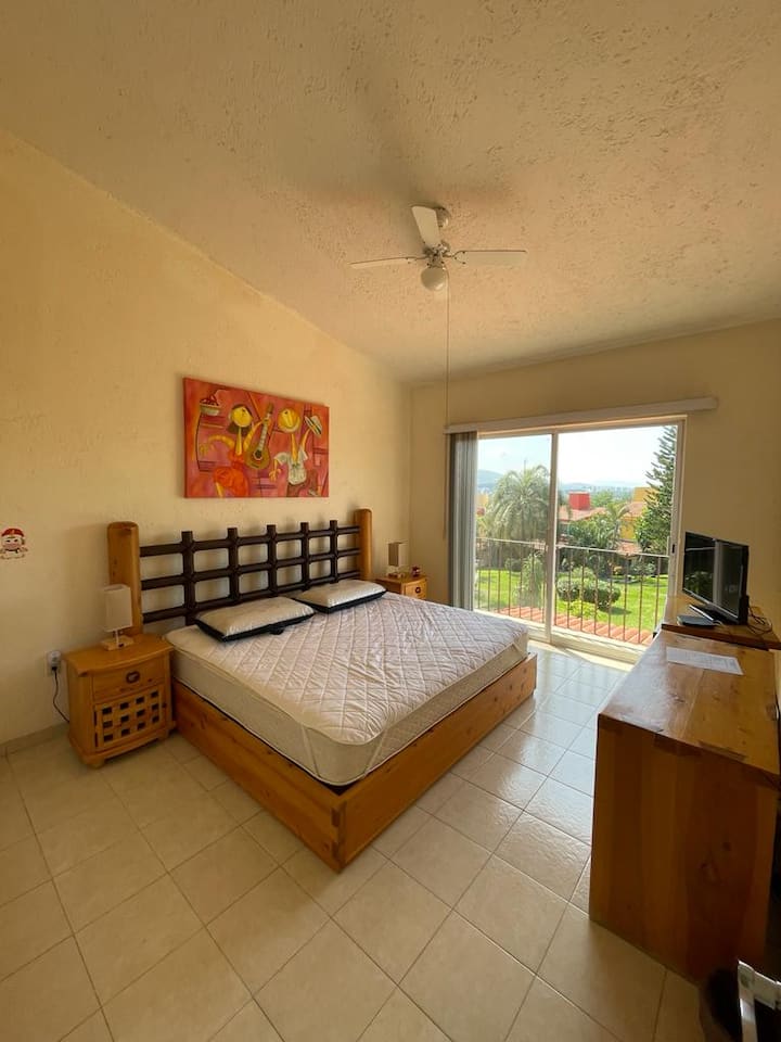 საძინებელი 3, KS საწოლი, A/C, ვენტილატორი და კოღოს ბადეები.