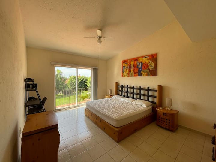 მთავარი საძინებელი, KS საწოლი, ცალკე სააბაზანო და სამუშაო მაგიდა სკამით, A/A, ვენტილატორისა და კოღოს ბადეები.