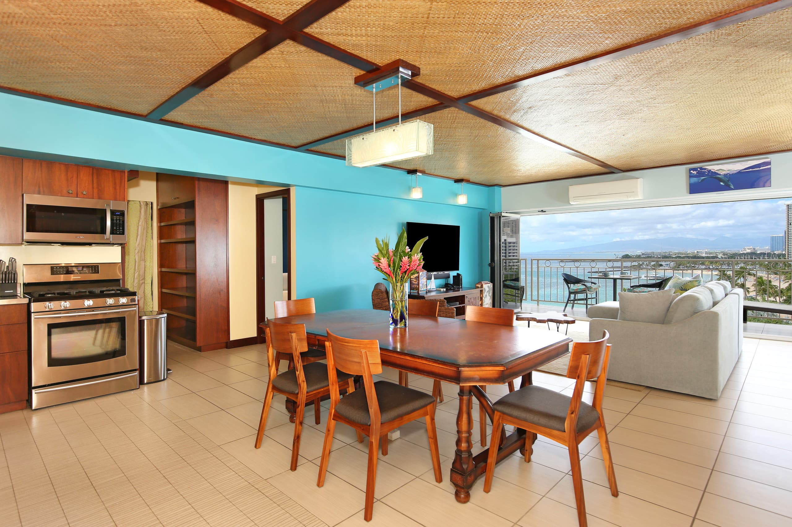 Condo in Honolulu · ★4.92 · 2 bedrooms · 3 beds · 2 private baths - Image 9