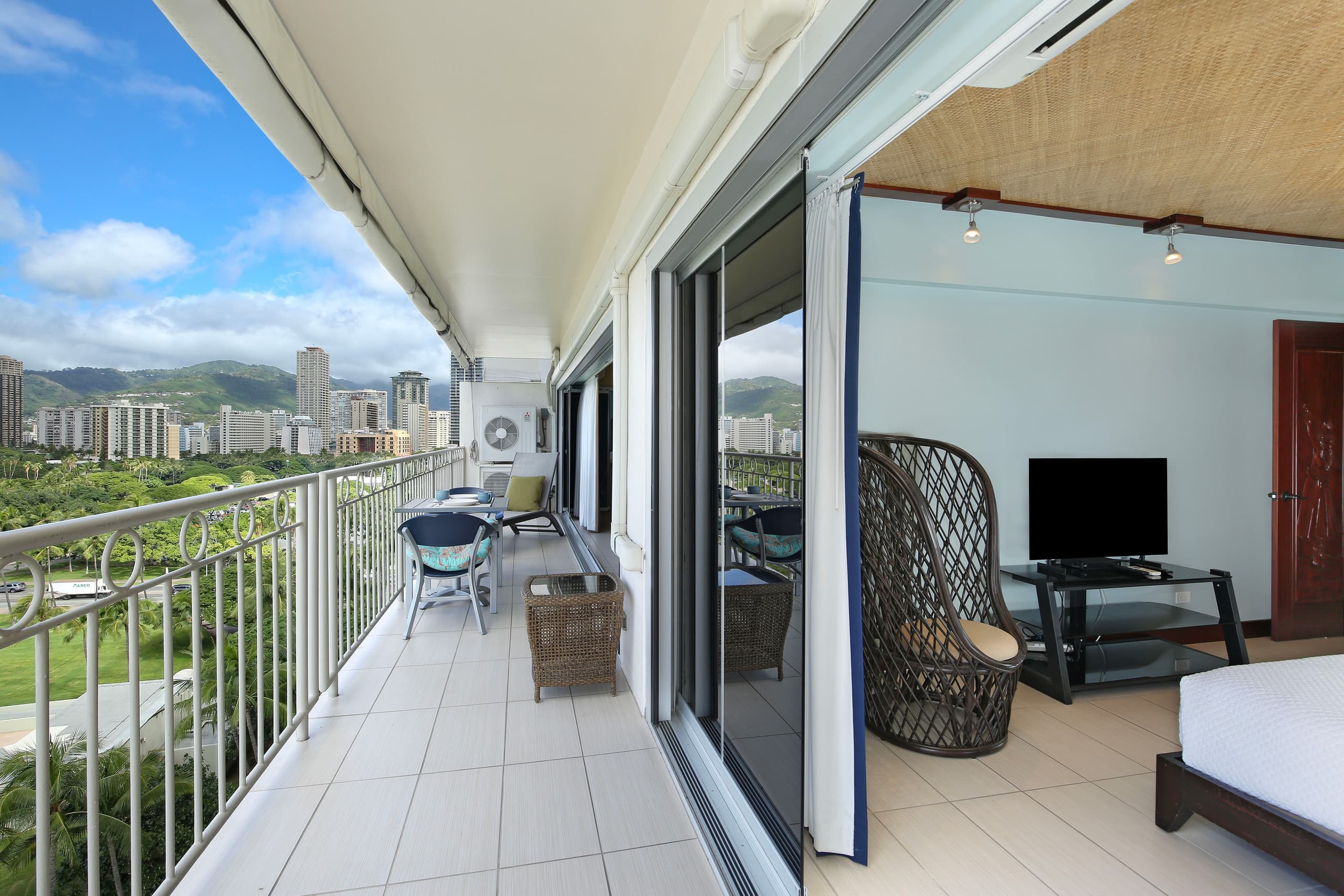 Condo in Honolulu · ★4.92 · 2 bedrooms · 3 beds · 2 private baths - Image 15