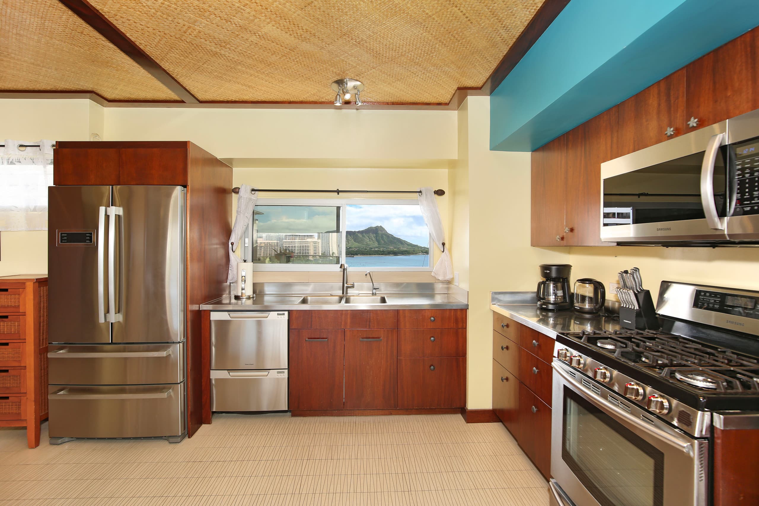 Condo in Honolulu · ★4.92 · 2 bedrooms · 3 beds · 2 private baths - Image 6
