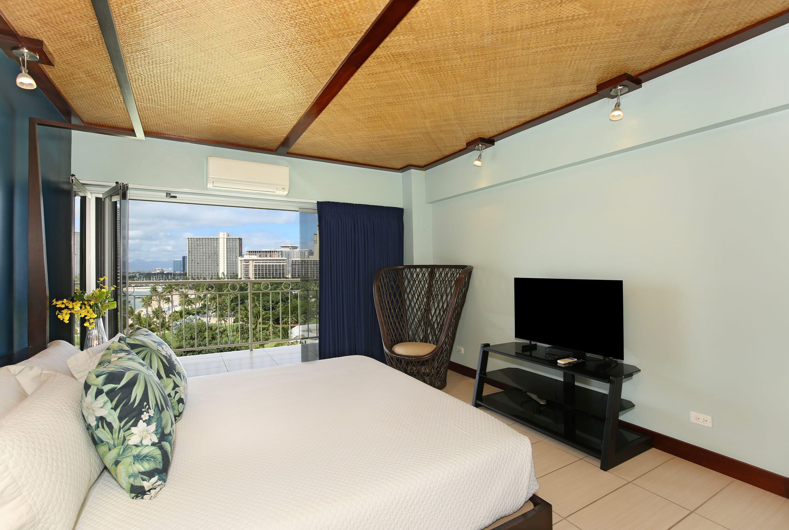 Condo in Honolulu · ★4.92 · 2 bedrooms · 3 beds · 2 private baths - Image 13