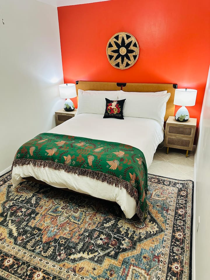 ГЛАВНА СПАЛНА СОБА СО БРАЧЕН КРЕВЕТ ( ШИРОК 150-179 СМ)