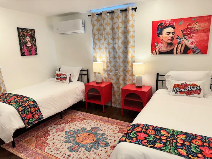 ВТОРАТА СПАЛНА СОБА ИМА ДВА ДВОКРЕВЕТНИ КРЕВЕТА