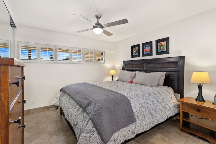 Entra en el dormitorio con su cama tamaño California king, persianas estilo plantación y una caja fuerte en el armario.