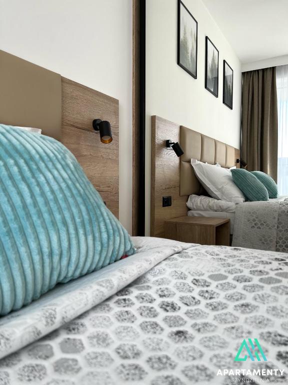 На разположение на гостите: НОВИ апартаменти с 2 или 3 спални, всекидневна със СМАРТ телевизор 55`Wi - Fi, огромни прозорци, климатик, балкон, удобни легла, удобни матраци (ПОВЕЧЕ ЛЕГЛА) напълно оборудван кухненски бокс, баня с душ, стая за велосипеди...