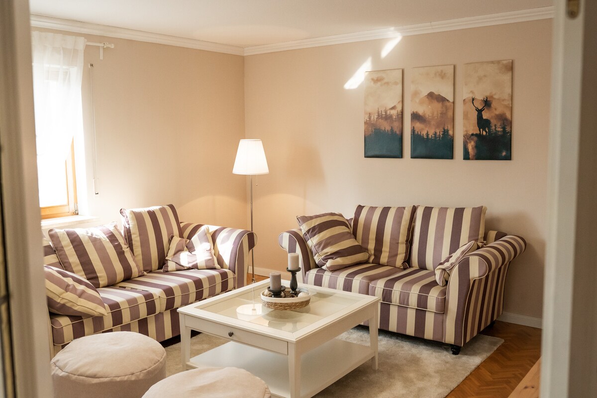 في غرفة المعيشة، يمكنك أيضًا الاسترخاء بشكل مريح أمام التلفزيون في المساء. نيتفليكس وبلاي ستيشن 3 تحت تصرفك.