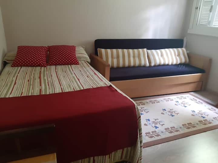 Dhoma e dytë e gjumit, divan-krevat dhe kuti