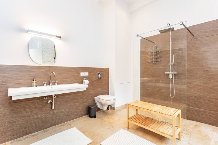 Modern Spacious Industrial Loft gallery image 4