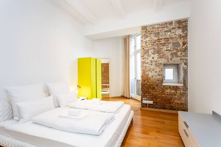 Modern Spacious Industrial Loft gallery image 2