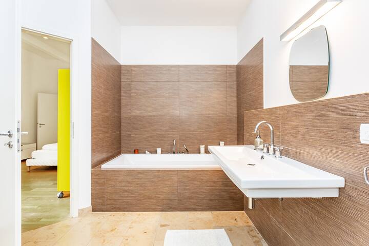 Modern Spacious Industrial Loft gallery image 5