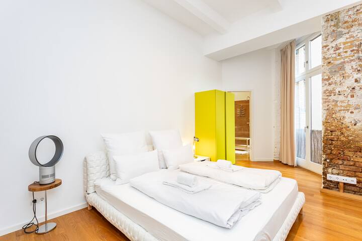 Modern Spacious Industrial Loft gallery image 3