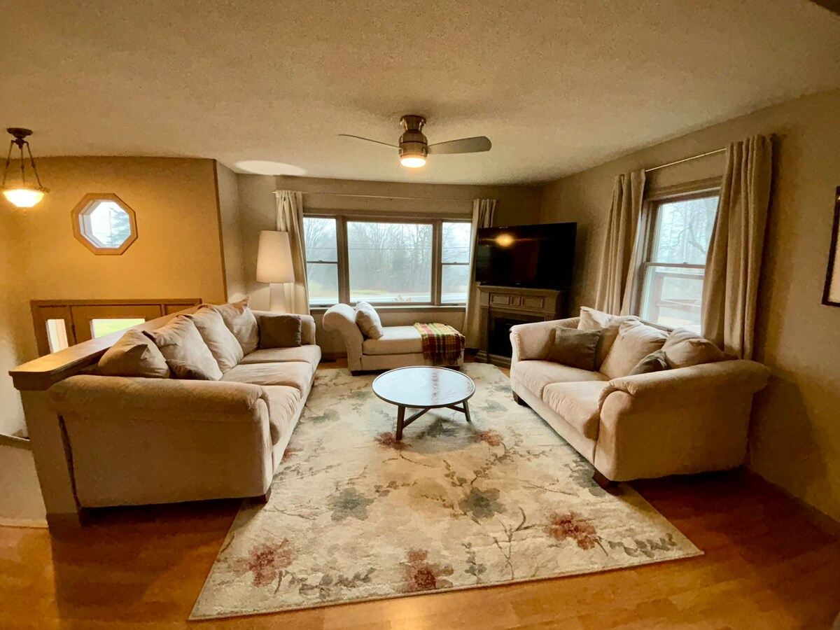 Successful Airbnb property: Burke Mtn views & KT access in East Burke