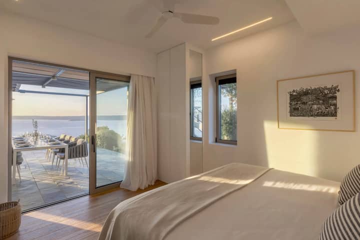 לישון בשלווה ולסעוד עם נוף - המקלט הפרטי שלכם מחבר בצורה חלקה את הנוחות של הבית עם היופי של נוף הים.