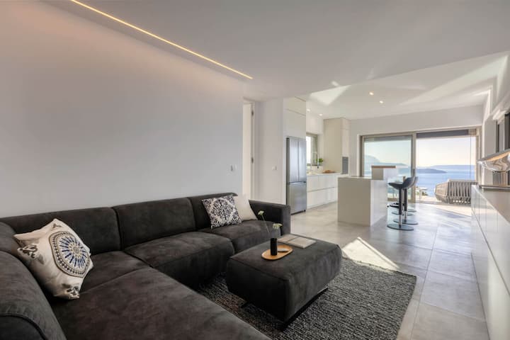 טרקלין, צחוק וסעודה במרחב פתוח שבו הנוחות פוגשת את האופק.


